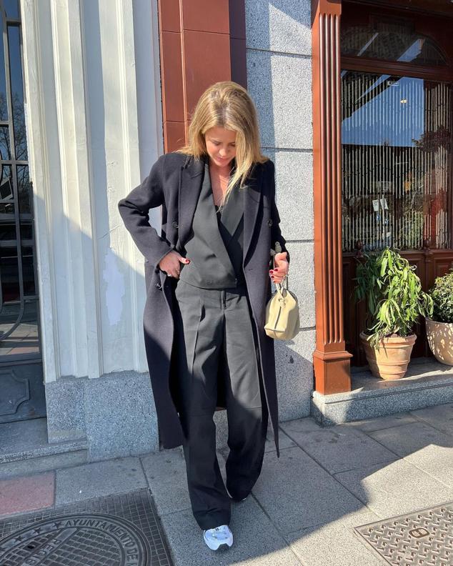 No hay nada más acertado que un traje. Es el tipo de look que vale para todo y así lo ha demostrado Amelia, conviriténdolo en un look de diario añadiendo unas zapatillas blancas.