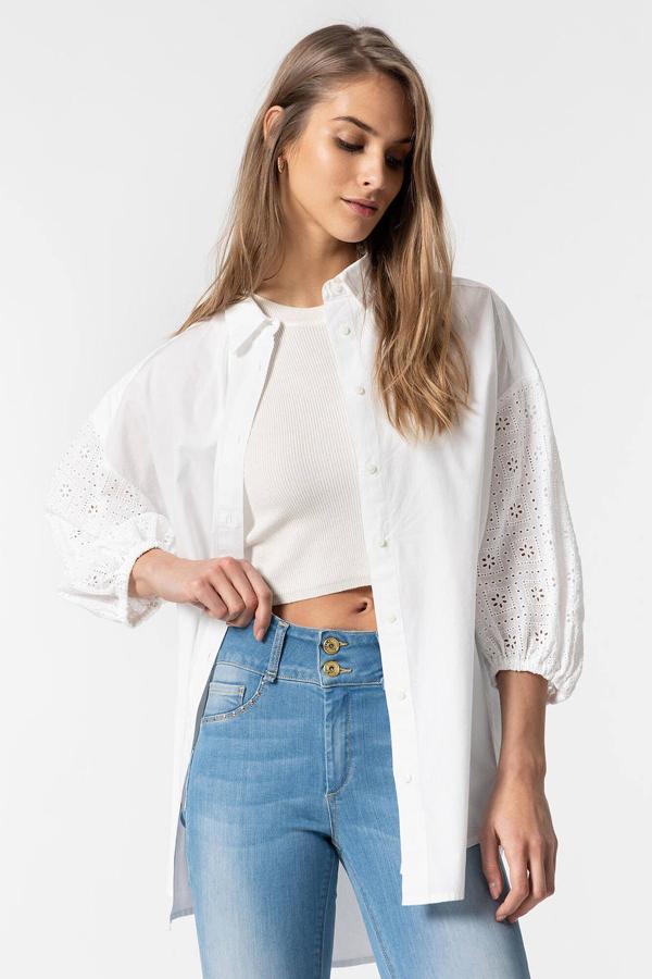 Blusa de popelín con cuello solapa, cierre de botones y mangas tres cuartos abullonadas con bordado inglés, de Tiffosi. La encontrarás en Springfield por 29,99 euros.