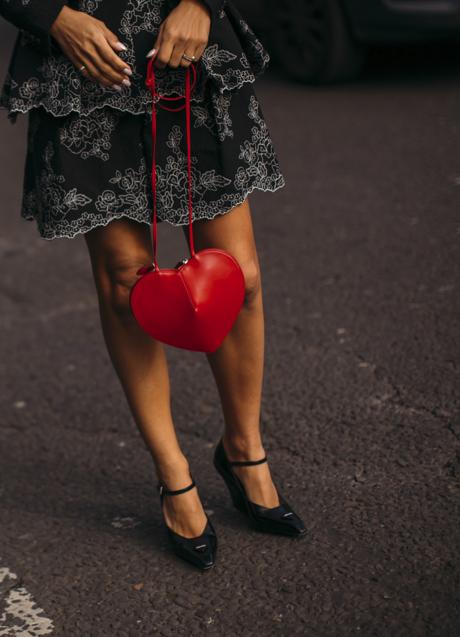 Imagen - Bolso con forma de corazón de Alaïa. Foto: Launchmetrics Spotlight.