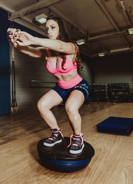 Imagen - Mujer entrenando con pelota BOSU