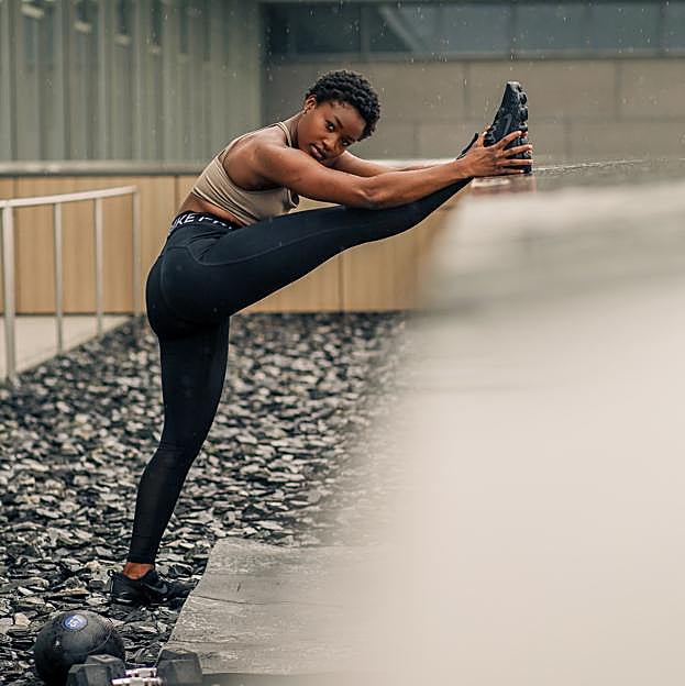 Mujer estirando las piernas 