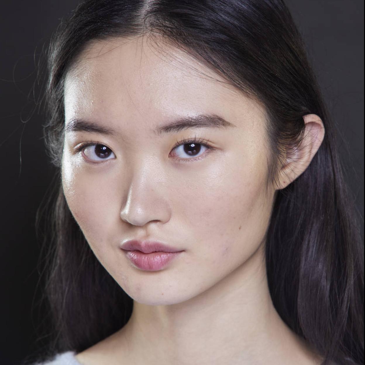 Tener la piel joven de la modelo coreana es fácil con esta crema de retinol