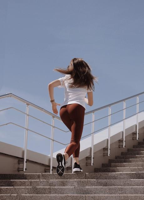 Imagen - Mujer subiendo escaleras/PEXELS