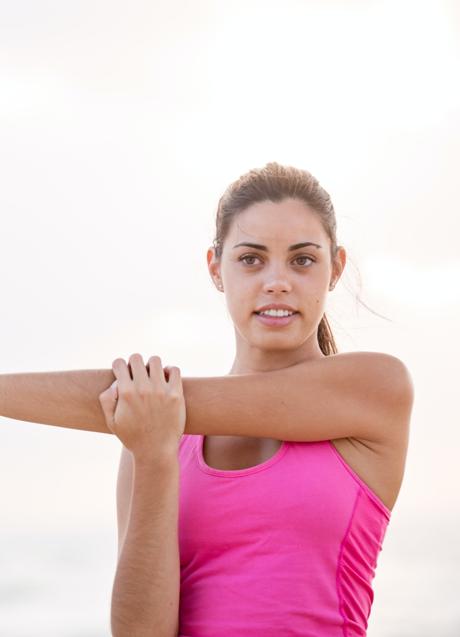 Imagen - Mujer con ropa deportiva estirando/PEXELS