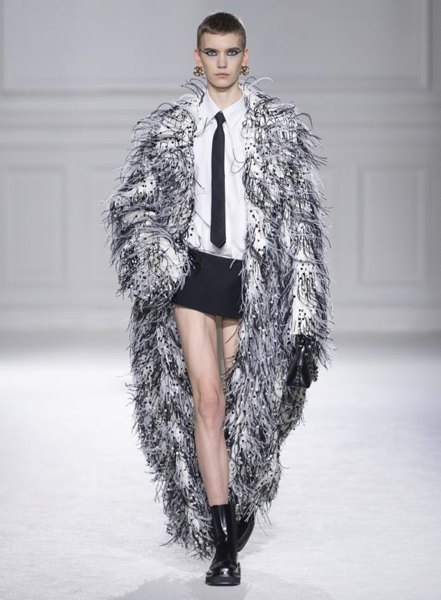 Los looks en clave ejecutivo con su toque sexi han sido los más sobrios y elegantes. Algunos han sido rematados con textura efecto piel y plumas para darle un aire mayor de sofisticación. 