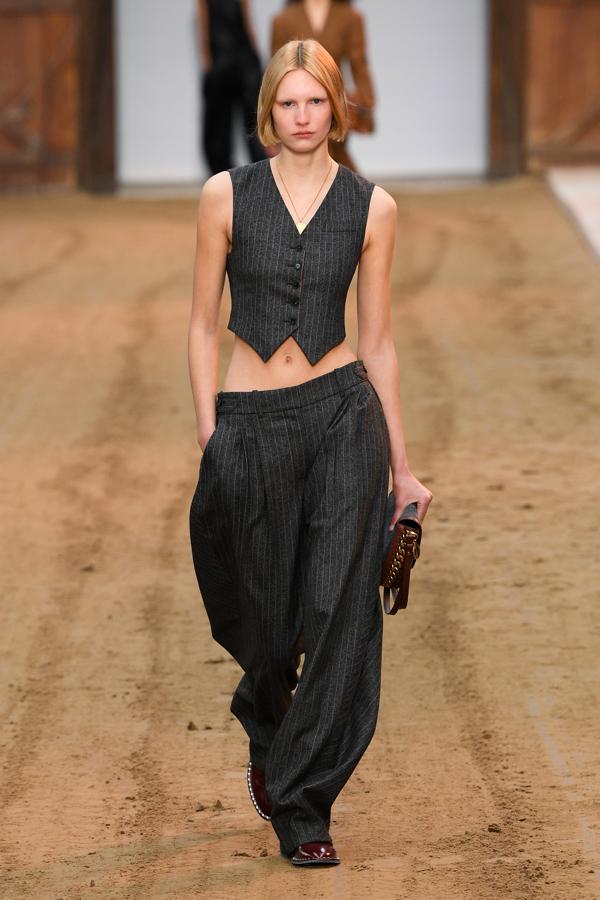 La diseñadora británica recrea una atmosfera ecuestre para una colección basada en prendas sastre y diseños en efecto piel, tejido que se ha repetido en multitud de ocasiones durante toda la semana. 