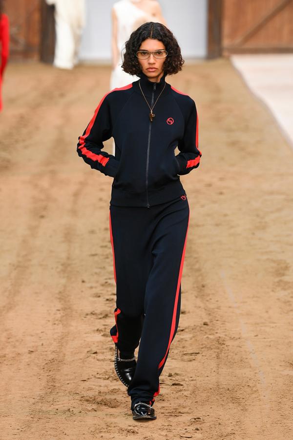 Cabe destacar que la hípica también ha jugado un papel fundamental, ya que hemos vislumbrado algunos looks que se asemejan al estilo de las amazonas. 