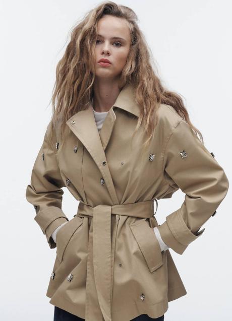 Imagen - Gabardina corta con joyas