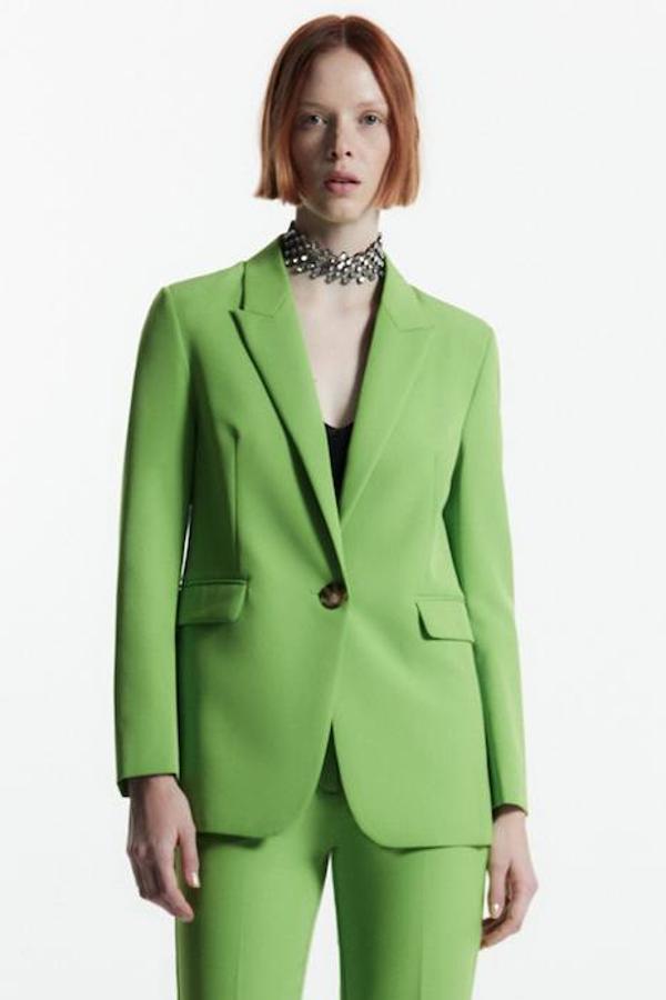 Americana de traje con manga larga, cuello solapa de pico, cierre de botón y bolsillos con tapeta, en verde. Su precio es de 45,99 euros.