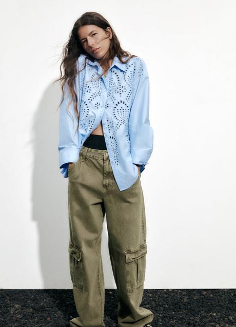 Imagen - Camisa azul con bordados de Zara (29,99 euros)