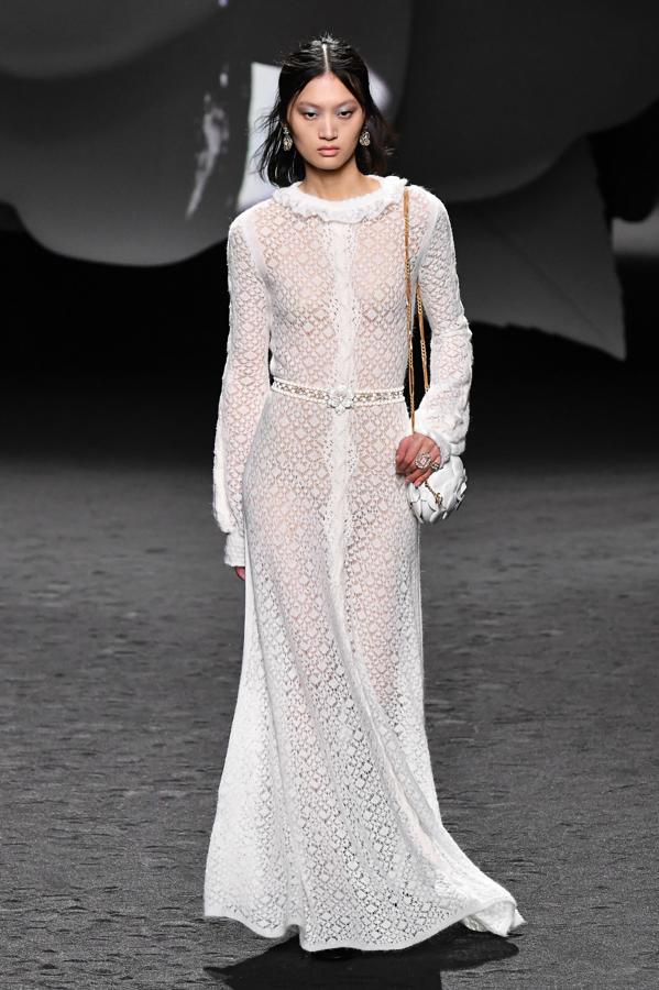 Llegando al ecuador de la presentación, hemos vislumbrado prendas de carácter sexi-chic, mediante el uso del encaje blanco. Un toque sumamente femenino y provocativo, pero siempre en clave elegante. 