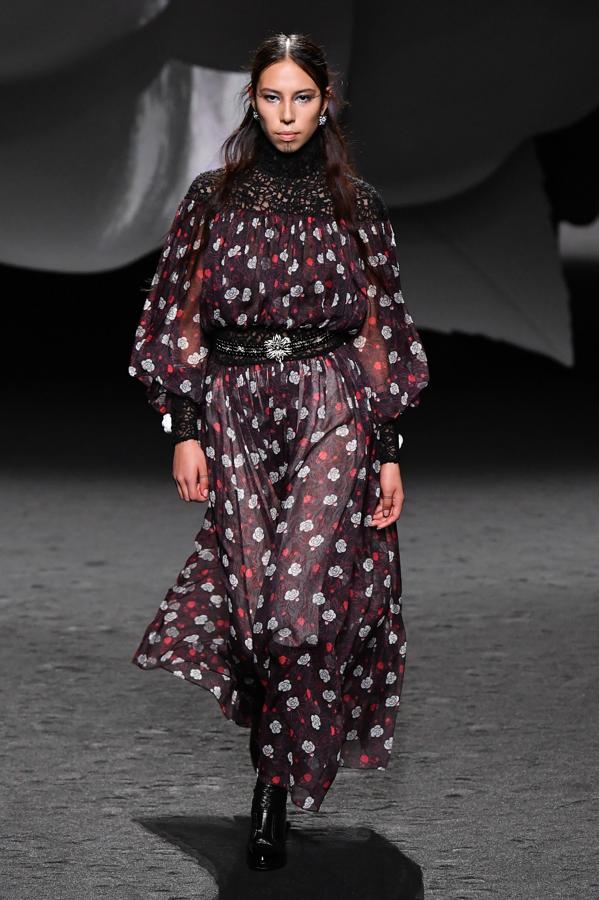 Los vestidos más deslumbrantes han sido confeccionados con mangas abullonadas y faldas de vuelo largas para suscitar una sensación volátil. 