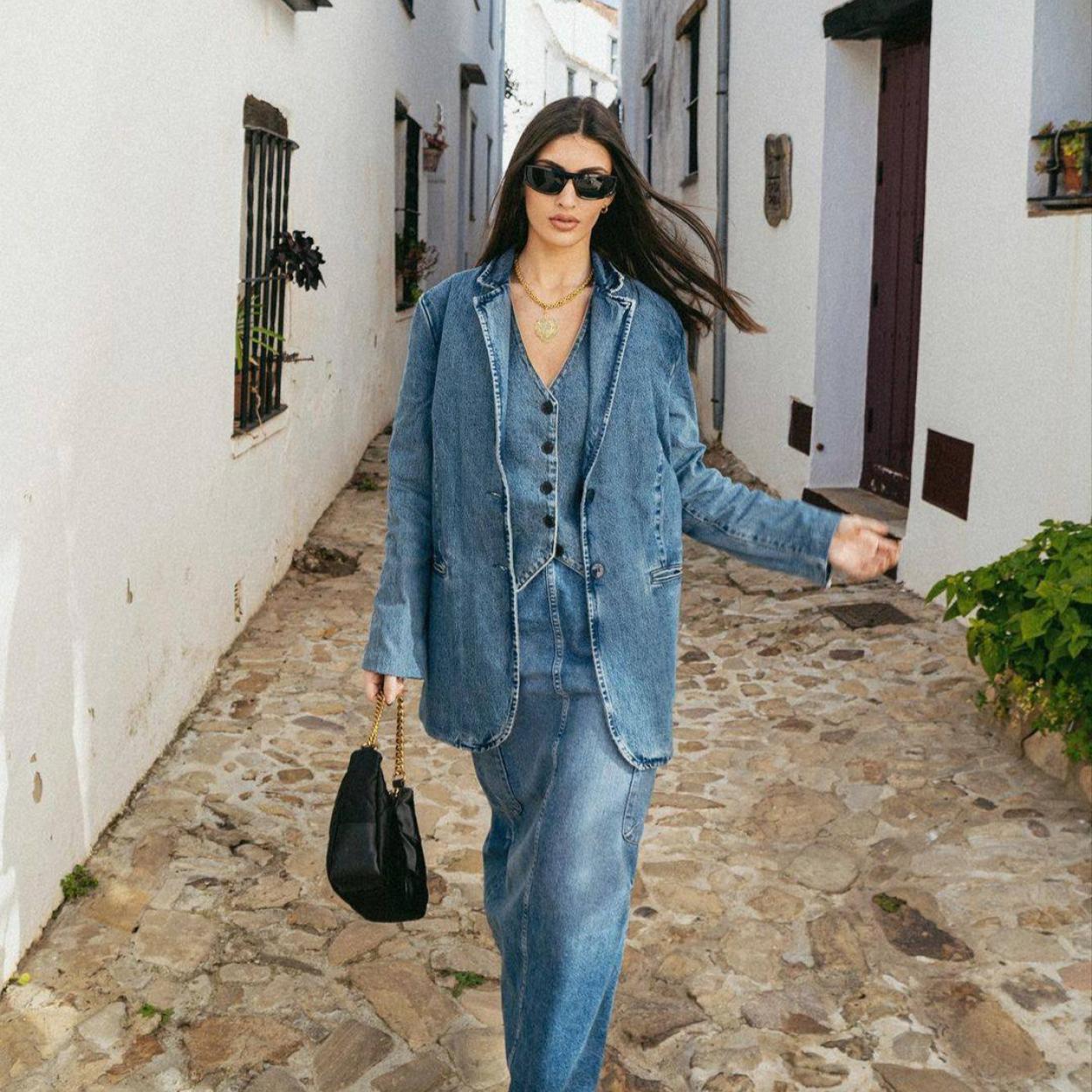 La influencer lleva un total look denim de Zara