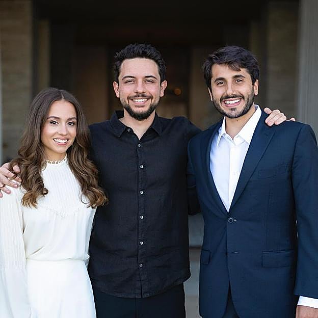 El heredero Hussein de Jordania, sonriente junto a su hermana Iman y su futuro cuñado, el empresario venezolano Jameel Alexander 