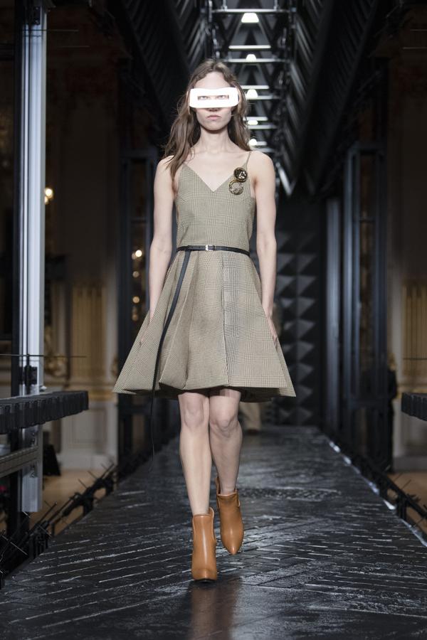 Los complementos, sin duda alguna, han sido los broches de oros de cada look, aportándoles esos aires urbanos que tanto ha inspirado a Louis Vuitton. 