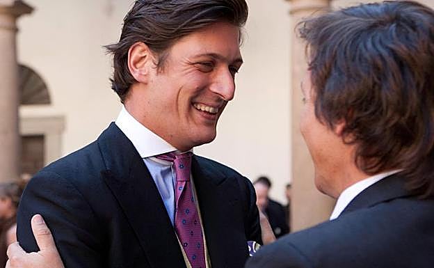 Luis Medina saluda a un amigo.