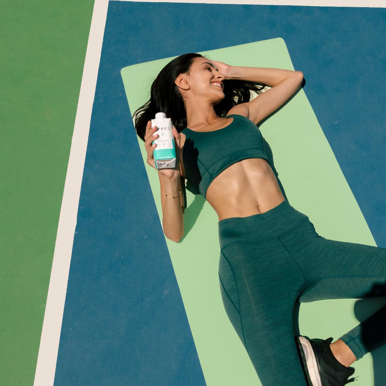 Mujer con abdominales definidos