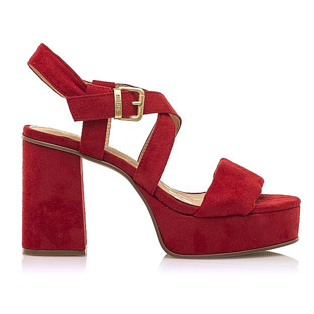 Imagen principal - Las sandalias rojas de plataforma.