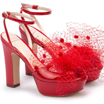 Imagen secundaria 1 - Las sandalias rojas de plataforma.