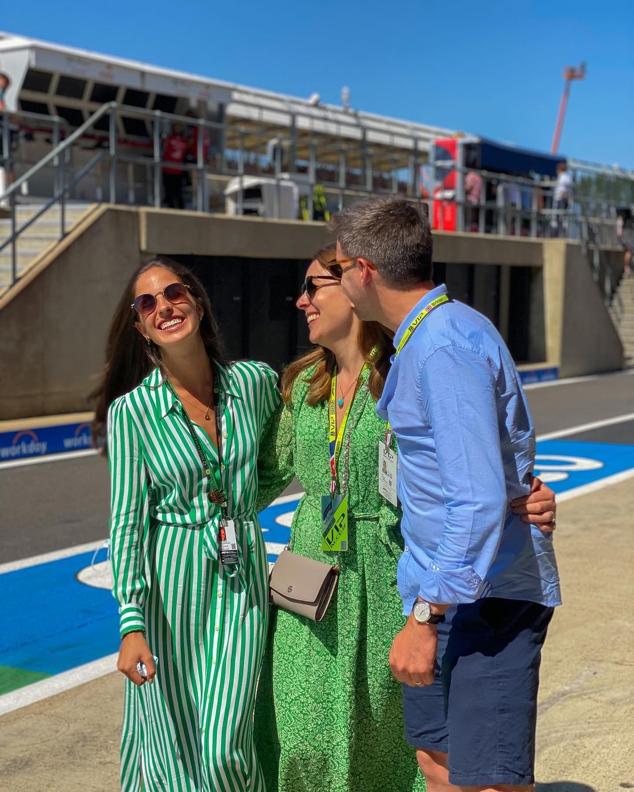 Y sí, Carmen Montero también conoce el poder favorecedor de los vestidos camiseros. Y este modelo midi de rayas en verde y blanco se lo vamos a copiar. ¿Cuál es tu look favorito?