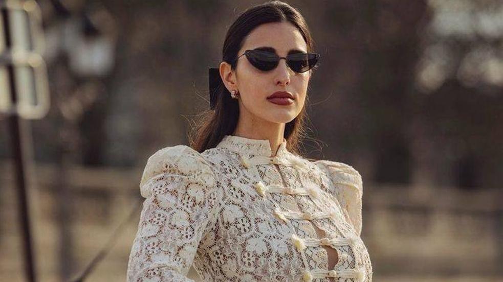 La influencer lleva un elegante vestido de encaje romántico