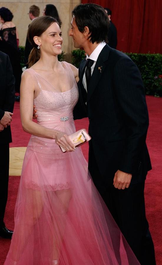 Hilary Swank quiso ser la nueva Barbie con un vestido de Dior que contaba con transparencias y un corte mini.