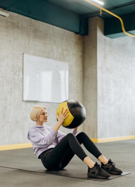 Imagen - Mujer haciendo ejercicio con pelota/PEXELS