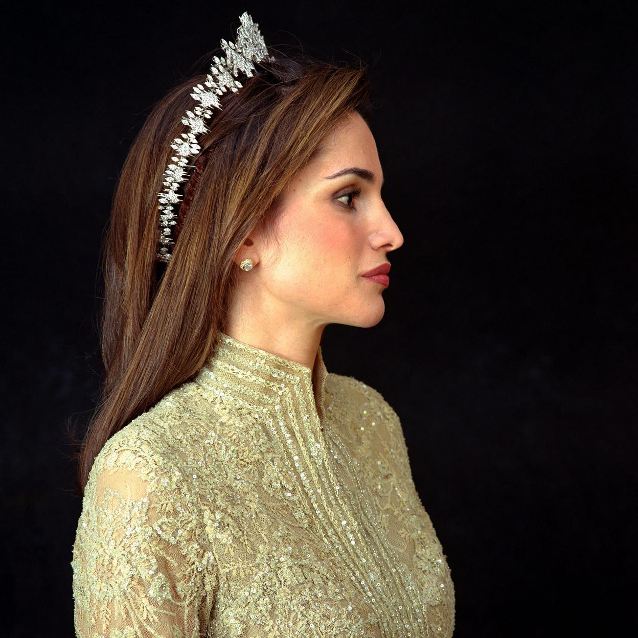 La reina Rania de Jordania con una de las impresionantes tiaras que podría dejarle a su hija Iman para el día de su boda.