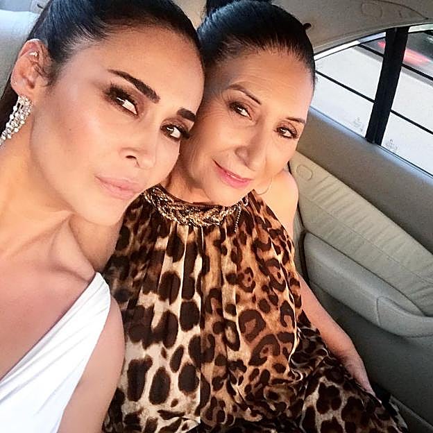 Vicky Martín Berrocal con su madre, Victoria Martín Serrano, en una foto reciente. 