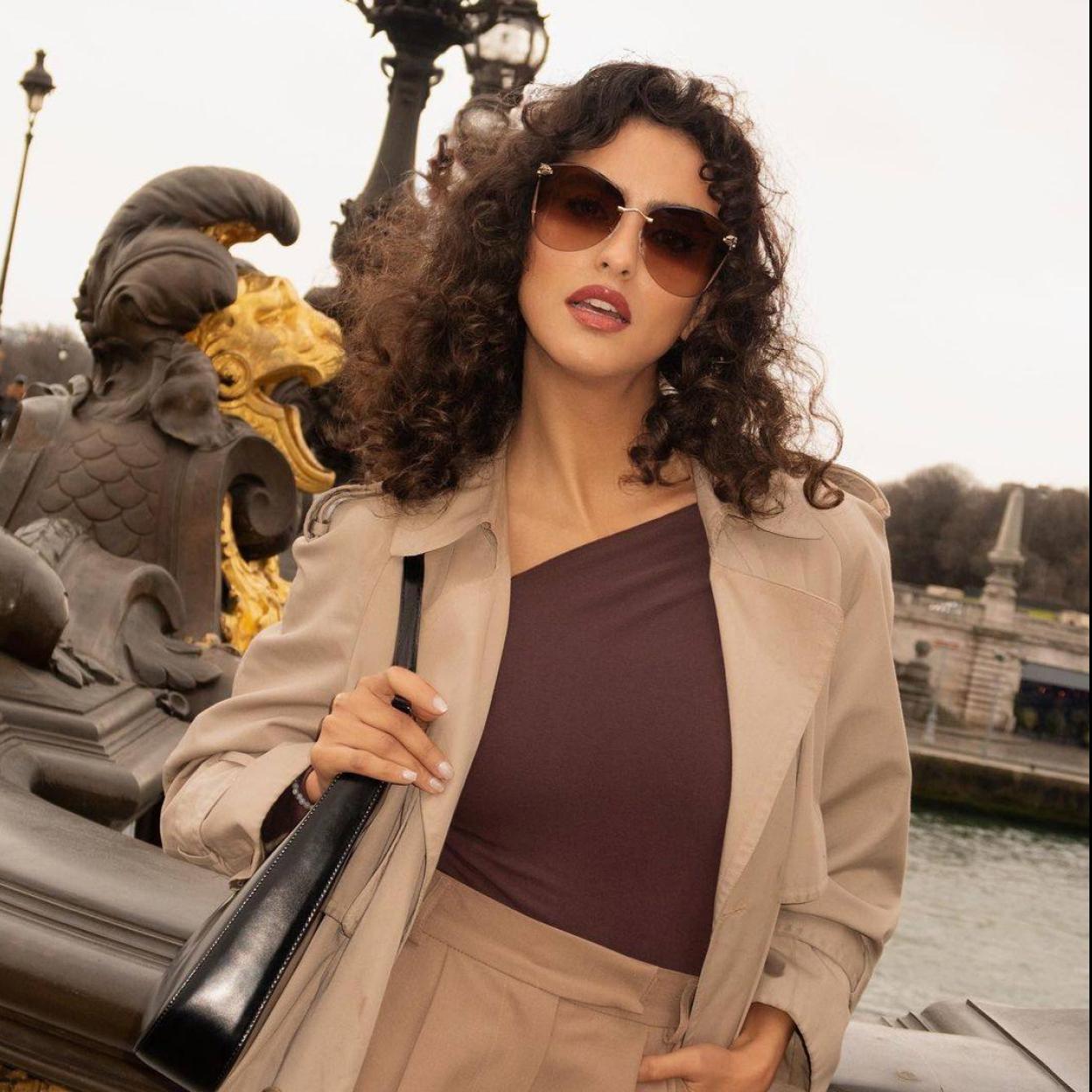 Influencer con pelo rizado