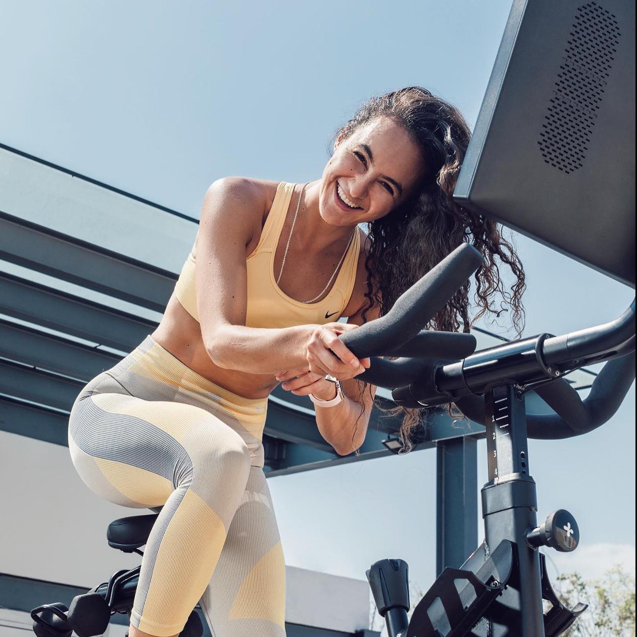 Mujer haciendo spinning