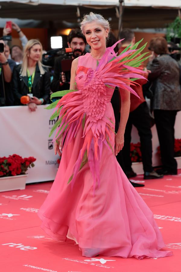 Eva Santolaria no ha dudado en ponerse uno de los diseños más arriesgados de la alfombra roja. Un vestido de color rosa chicle que ha contado con la presencia de un pájaro multicolor como enorme detalle. 
