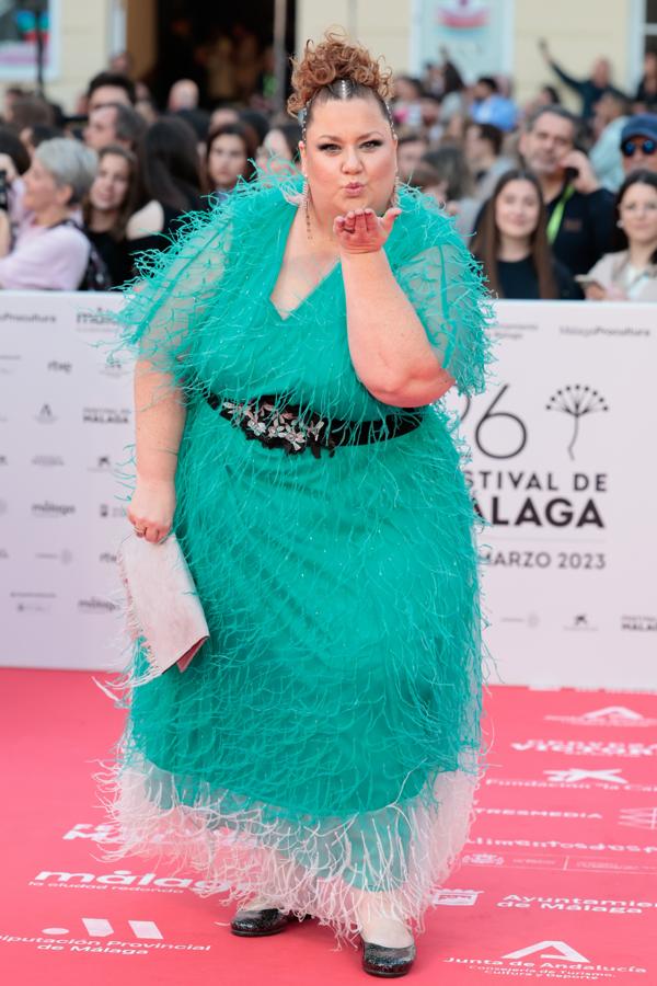 La actriz Itziar Castro luce un vestido con apliques de plumas muy extravagante, pero acorde a su estilo. 