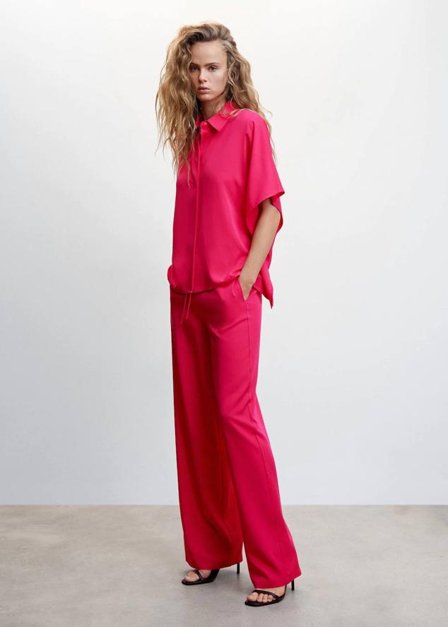 Look en tejido fluido con blusa de manga corta relajada y pantalón con cintura elástica, tono fucsia. Puedes encontrarlo por 29,99 euros y 29,99 euros.