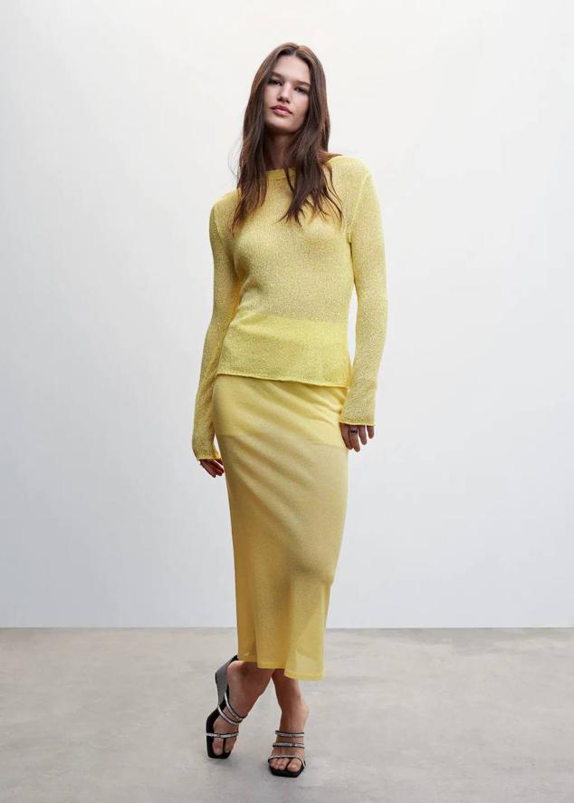 Look en tejido de punto con jersey de cuello redondo y falda midi con tiro alto, color amarillo. Hazte con él por 29,99 euros y 39,99 euros.