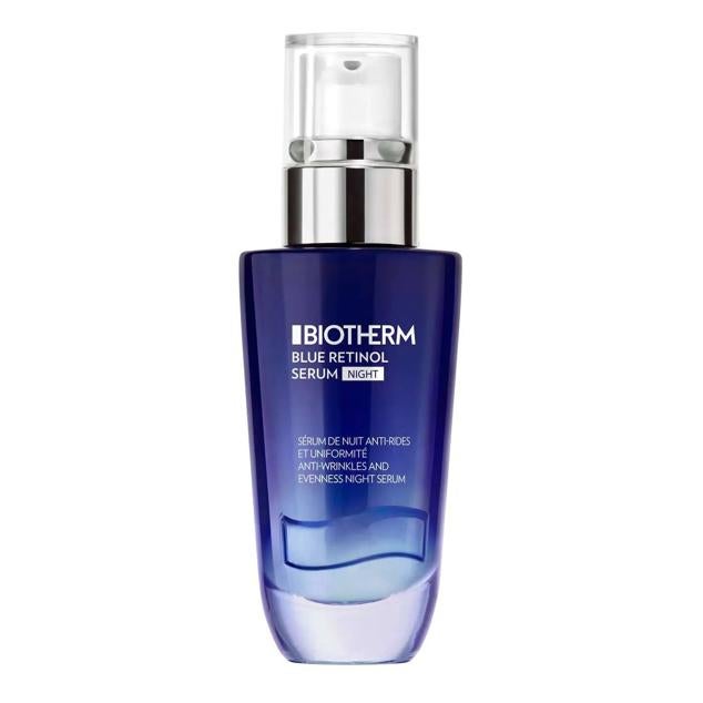 Biotherm Blue Retinol Night Serum Facial contiene la mezcla con mayores y más completos beneficios antiedad para dejar una piel perfecta, sin manchas, arrugas o flacidez. Combina retinol promotor del colágeno y renovador, junto a la niacinamida despigmentante, antioxidante e iluminadora. Además, el complejo life plankton favorece los mecanismos de autoregeneración de la piel, ayudándose de la adenosina y el ácido hialurónico para acabar con todos los signos del envejecimiento.