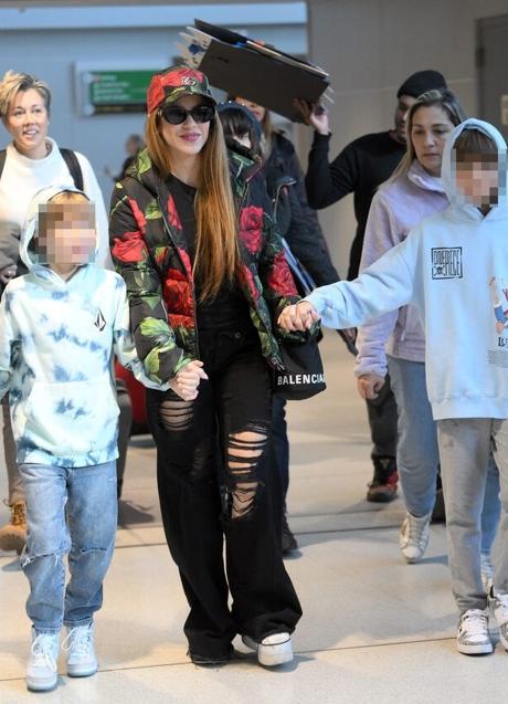 Imagen - Shakira con sus hijos y un look cómodo de aeropuerto. / GTRES