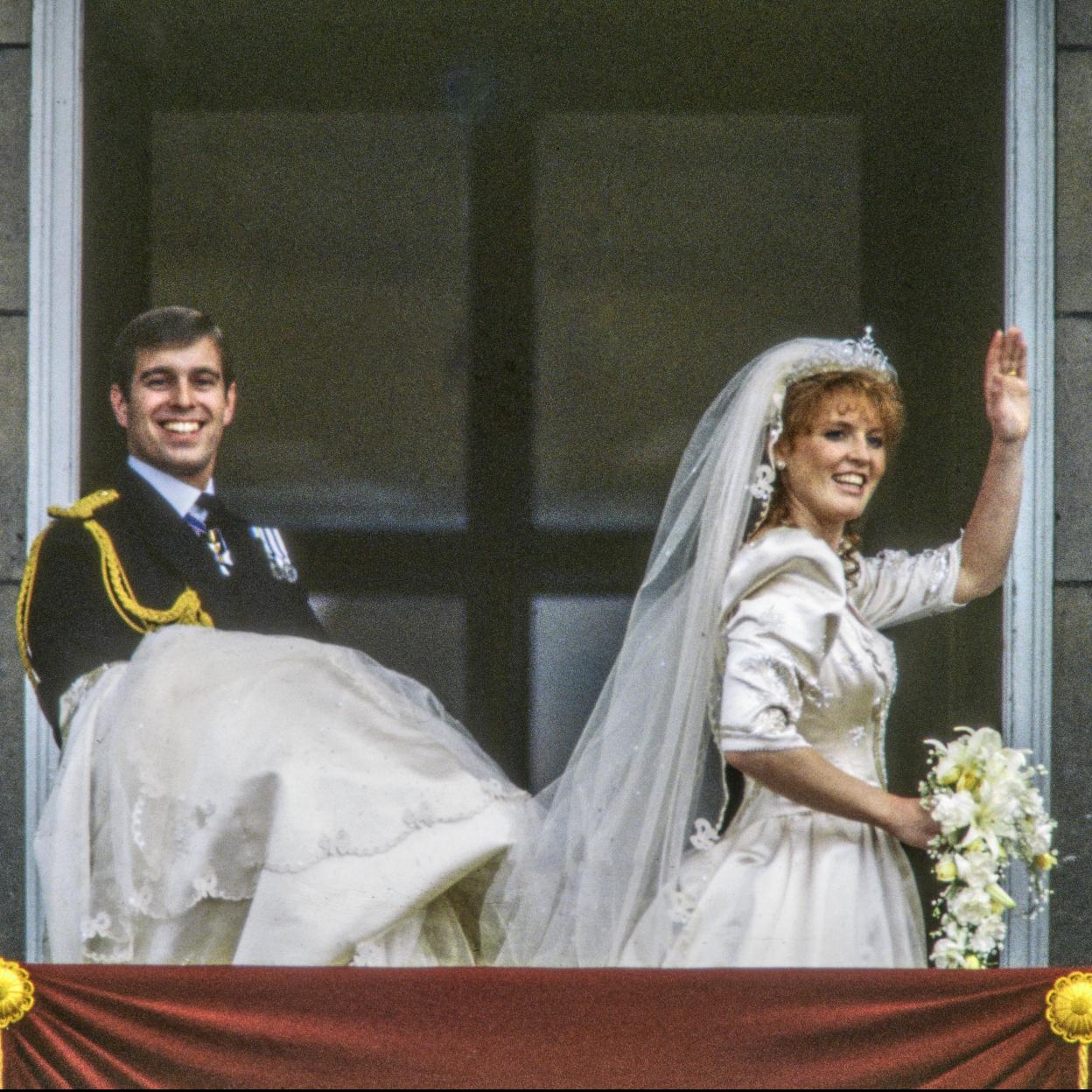 El príncipe Andrés carga con la cola del vestido de Sarah Ferguson el día de su boda.