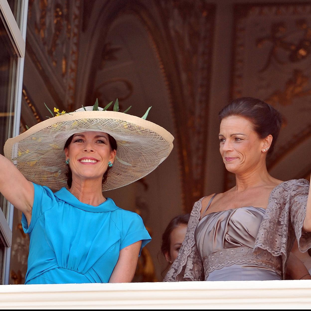 Carolina de Mónaco y su hermana y sustituta, la princesa Estefanía.