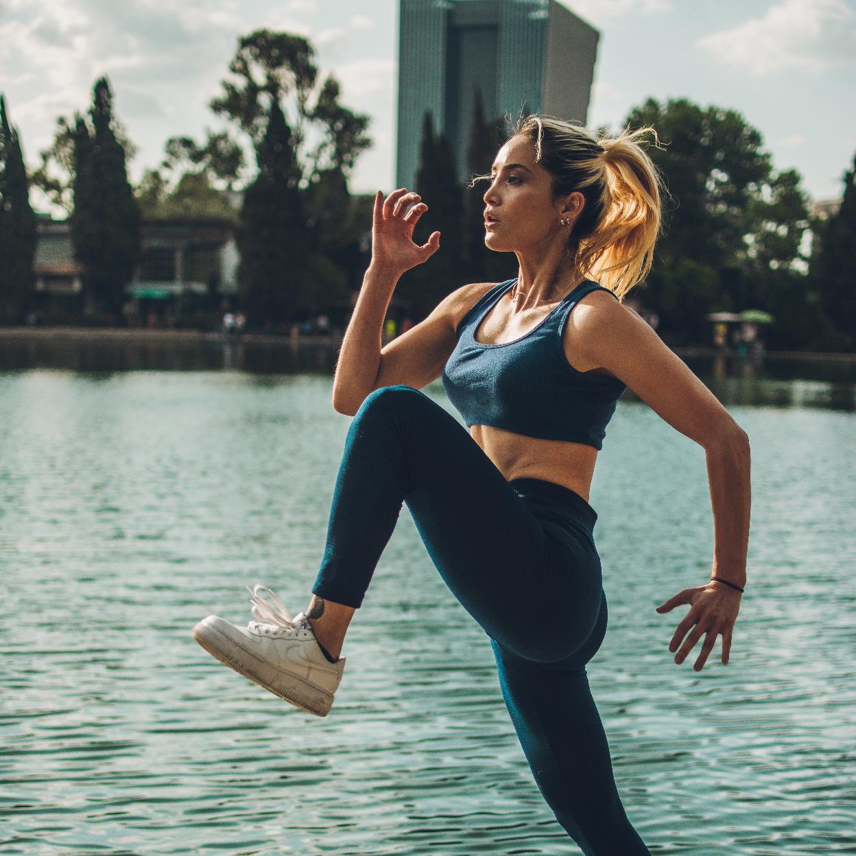 Mujer ejercitando glúteos y piernas