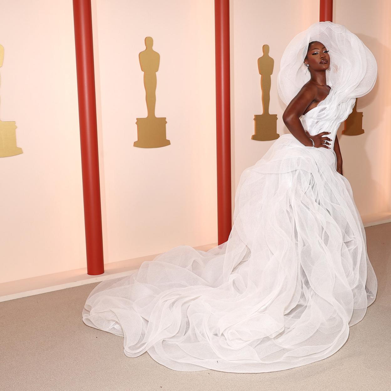 La cantante Tems con un maxi vestido con tocado improvisado 