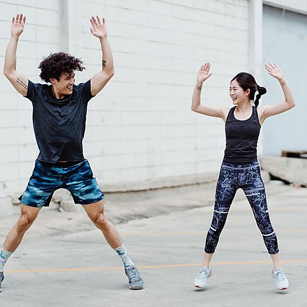 Esta rutina deportiva empieza con jumping jacks. 