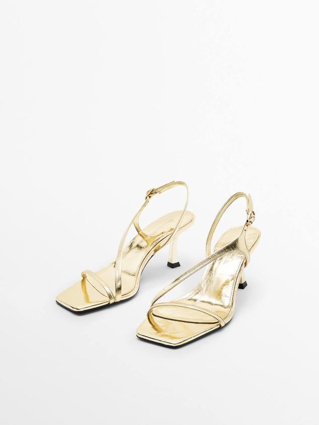 Sandalias de piel con tacón, punta cuadrada y tiras asimétricas finas, de Massimo Dutti. Cuestan 79,95 euros.