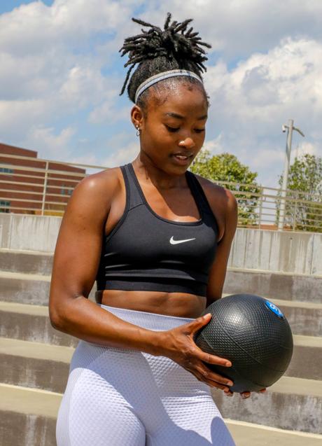 Imagen - Mujer con balón medicinal/PEXELS