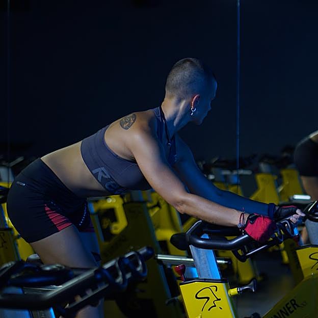 Mujer haciendo spiinning