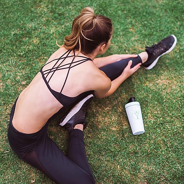 Mujer haciendo rutina de ejercicios para perder grasa. 