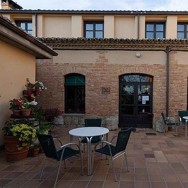 Terraza exterior del restaurante El Mesón de Castrojeriz. 