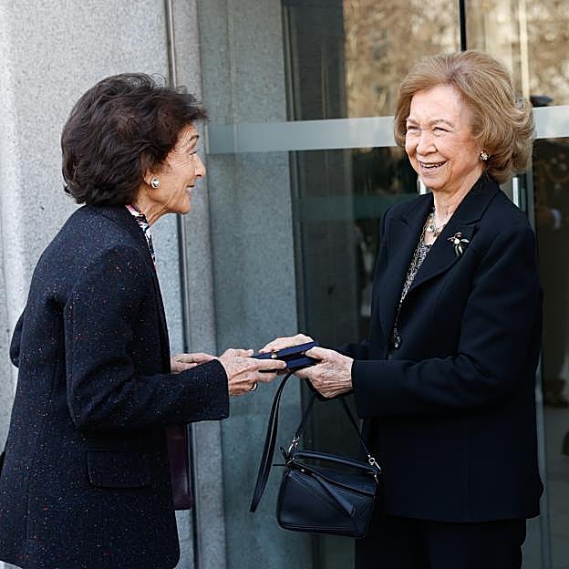 El bolso mini made in Spain más deseado lo tiene la reina Sofía: un accesorio práctico para toda la vida