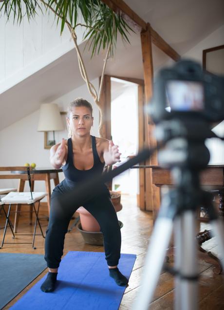 Imagen - Mujer haciendo sentadillas/PEXELS