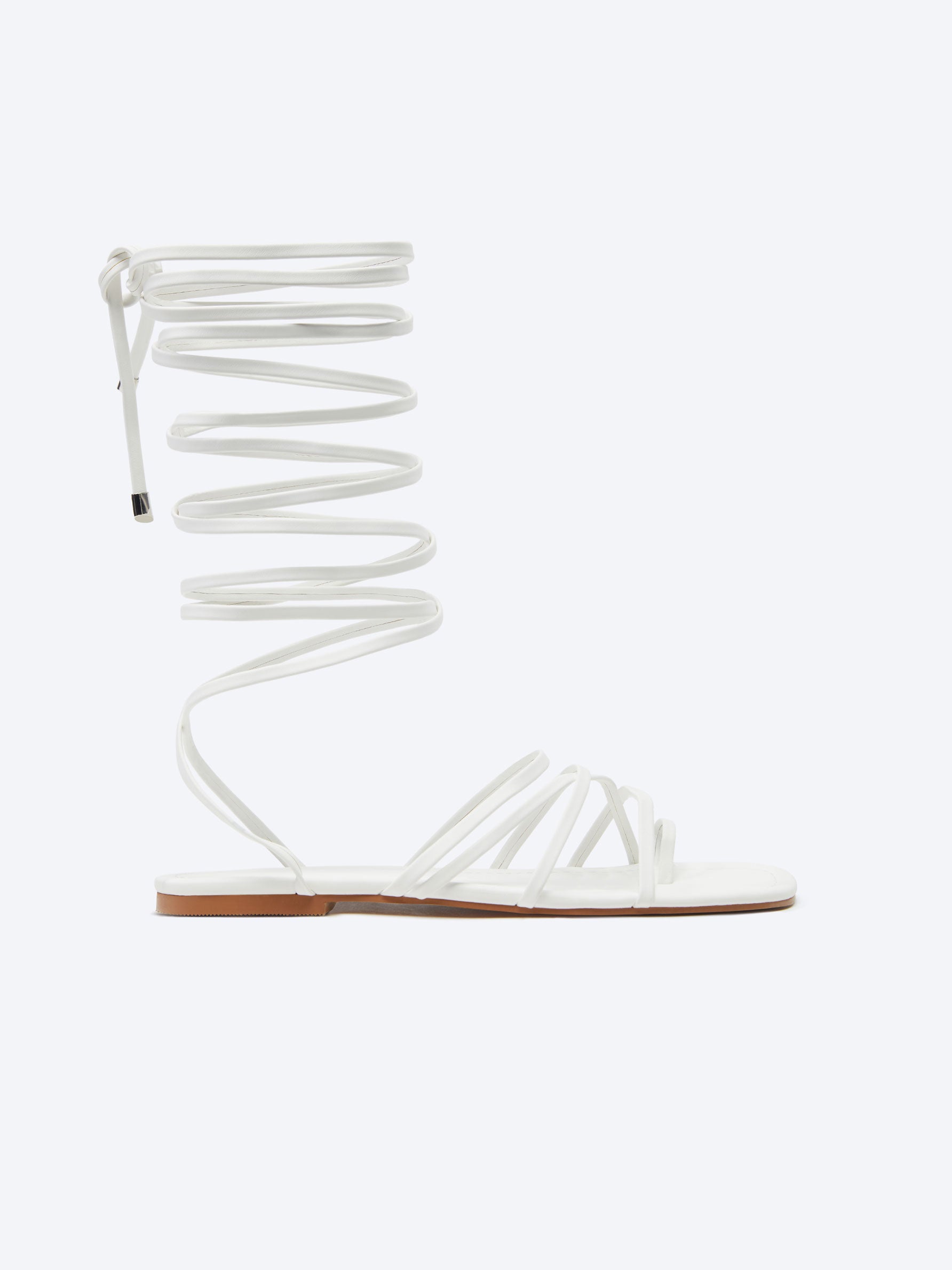 Imagen - Sandalias romanas con tiras en color blanco de Lefties. Foto: Lefties.